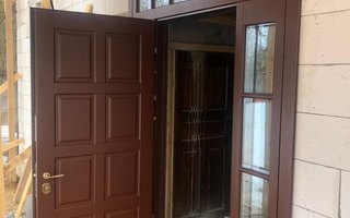 дверь для загородного дома в открытом виде