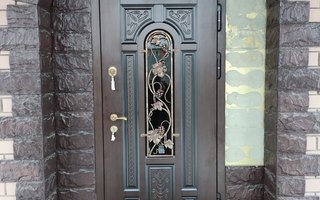 металлическая дверь с защитной кованой решеткой снаружи