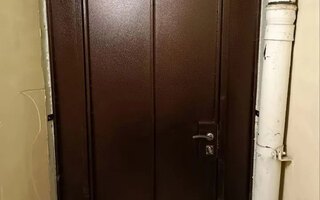 тамбурная дверь с замком и раздельной ручкой