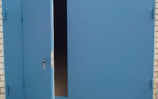 гаражные ворота с калиткой, окраска нитроэмаль на выбор, внутри отделка OSB плитой, модель ВГМ - 44
